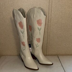 Chic Floral Embroidered Heeled Boots